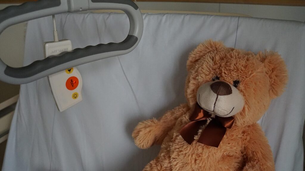 hospital-3872344_1280 Teddy bear on a hospital bed